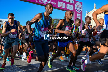 2023-10-22 - Runner at the start of the marathon - 37TH VENICEMARATHON 42K - MARATHON - ATHLETICS