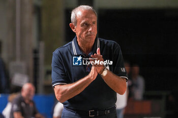 2023-09-06 - Ettore Messina, head coach EA7 Emporio Armani Olimpia Milano - MEMORIAL GIANLUCA BOTTACIN 2023 - EA7 ARMANI MILANO VS BERTRAM DERTHONA BASKET - FRIENDLY MATCH - BASKETBALL
