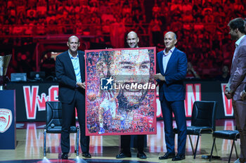 2023-09-17 - Olympiacos BC and Giorgos and Panayotis Angelopoulos honoring Vassilis Spanoulis before the friendly pre-season match between Olympiacos BC and Olimpia Milano at Peace and Friendship
Stadium on September 17, 2023, in Athens, Greece. - OLYMPIACOS BC HONORING VASSILIS SPANOULIS, FRIENDLY MATCH OLYMPIACOS VS OLIMPIA MILANO - FRIENDLY MATCH - BASKETBALL