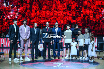 2023-09-17 - Vassilis Spanoulis with his family, Giorgos and Panayotis Angelopoulos, Georgios Printezis and Kostas Papanikolaou for his honoring before the friendly pre-season match between Olympiacos BC and Olimpia Milano at Peace and Friendship Stadium on September 17, 2023, in Athens, Greece. - OLYMPIACOS BC HONORING VASSILIS SPANOULIS, FRIENDLY MATCH OLYMPIACOS VS OLIMPIA MILANO - FRIENDLY MATCH - BASKETBALL