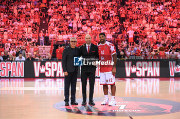 2023-09-17 - Olimpia Milano, General Manager Mr Christos Stavropoulos and Kyle Hines honoring Vassilis Spanoulis before the friendly pre-season match between Olympiacos BC and Olimpia Milano at Peace and Friendship Stadium on September 17, 2023, in Athens, Greece. - OLYMPIACOS BC HONORING VASSILIS SPANOULIS, FRIENDLY MATCH OLYMPIACOS VS OLIMPIA MILANO - FRIENDLY MATCH - BASKETBALL