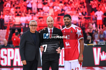 2023-09-17 - Olimpia Milano, General Manager Mr Christos Stavropoulos and Kyle Hynes honoring Vassilis Spanoulis before the friendly pre-season match between Olympiacos BC and Olimpia Milano at Peace and Friendship
Stadium on September 17, 2023, in Athens, Greece. - OLYMPIACOS BC HONORING VASSILIS SPANOULIS, FRIENDLY MATCH OLYMPIACOS VS OLIMPIA MILANO - FRIENDLY MATCH - BASKETBALL