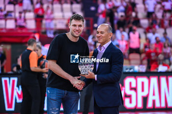 2023-09-17 - Panagiotis Angelopoulos honoring Sasha Vezenkov at the Vassilis Spanoulis honoring day before the friendly match between Olympiacos BC and Olimpia Milano at Peace and Friendship Stadium on September 17, 2023, in Athens, Greece. - OLYMPIACOS BC HONORING VASSILIS SPANOULIS, FRIENDLY MATCH OLYMPIACOS VS OLIMPIA MILANO - FRIENDLY MATCH - BASKETBALL