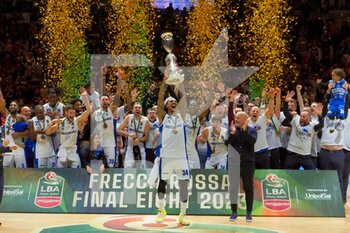 2023-02-19 - David Moss (Germani Brescia) and his winning team (Germani Brescia) celebrate the victory  - FINAL - VIRTUS SEGAFREDO BOLOGNA VS GERMANI BRESCIA - ITALIAN CUP - BASKETBALL