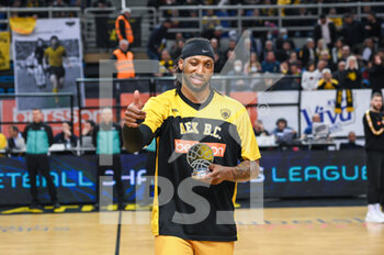 15/03/2023 - 25 MITCELL AKIL of AEK BC recieved MVP of the month trophy during the Round of 16, match between AEK BC and Galatasaray Nef at Ano Liossia Olympic Hall on Wednesday 15 March 2023, in Athens, Greece. - AEK BC VS GALATASARAY NEF - CHAMPIONS LEAGUE - BASKET