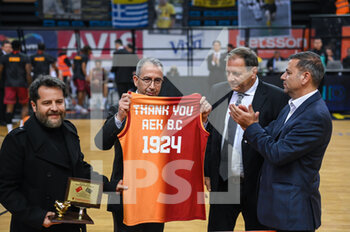 15/03/2023 - Officials of Galatasaray Nef receive a donation for the people affected by the Kahramanmaras-centered earthquakes during the Round of 16, match between AEK BC and Galatasaray Nef at Ano Liossia Olympic Hall on Wednesday 15 March 2023, in Athens, Greece. - AEK BC VS GALATASARAY NEF - CHAMPIONS LEAGUE - BASKET