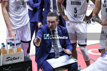 2023-11-15 - Marco Ramondino (head coach Bertram Derthona Basket Tortona) - BERTRAM DERTHONA TORTONA VS IGOKEA - CHAMPIONS LEAGUE - BASKETBALL