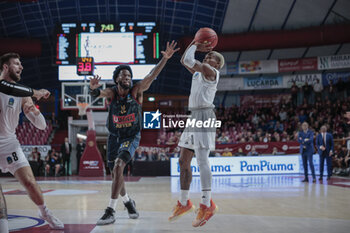 2023-10-11 - T.J. Shorts II (Paris Basketball) in action against Jordan Parks (Umana Reyer Venezia) - UMANA REYER VENEZIA VS PARIS BASKETBALL - EUROCUP - BASKETBALL