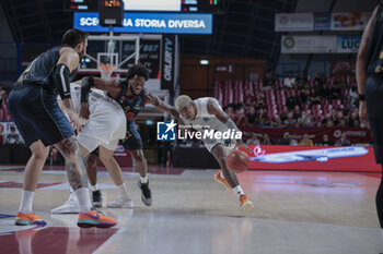 2023-10-11 - T.J. Shorts II (Paris Basketball) in action against Jordan Parks (Umana Reyer Venezia) - UMANA REYER VENEZIA VS PARIS BASKETBALL - EUROCUP - BASKETBALL