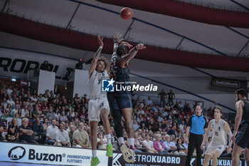 2023-10-11 - Tyson Ward (Paris Basketball) in action against Rayjon Tucker (Umana Reyer Venezia) - UMANA REYER VENEZIA VS PARIS BASKETBALL - EUROCUP - BASKETBALL