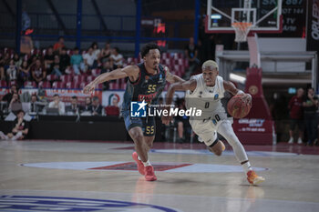 2023-10-11 - T.J. Shorts II (Paris Basketball) hindered by Barry Brown Jr. (Umana Reyer Venezia) - UMANA REYER VENEZIA VS PARIS BASKETBALL - EUROCUP - BASKETBALL