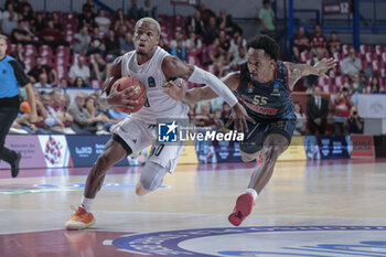 2023-10-11 - T.J. Shorts II (Paris Basketball) hindered by Barry Brown Jr. (Umana Reyer Venezia) - UMANA REYER VENEZIA VS PARIS BASKETBALL - EUROCUP - BASKETBALL