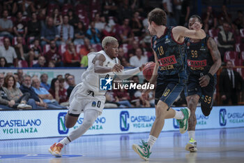 2023-10-11 - T.J. Shorts II (Paris Basketball) in action against Andrea De Nicolao (Umana Reyer Venezia) - UMANA REYER VENEZIA VS PARIS BASKETBALL - EUROCUP - BASKETBALL