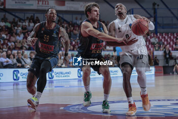 2023-10-11 - T.J. Shorts II (Paris Basketball) hindered by Andrea De Nicolao (Umana Reyer Venezia) - UMANA REYER VENEZIA VS PARIS BASKETBALL - EUROCUP - BASKETBALL