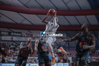 2023-10-11 - T.J. Shorts II (Paris Basketball) in action against Andrea De Nicolao (Umana Reyer Venezia) - UMANA REYER VENEZIA VS PARIS BASKETBALL - EUROCUP - BASKETBALL