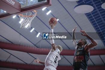 2023-10-11 - T.J. Shorts II (Paris Basketball) and Aamir Simms (Umana Reyer Venezia) - UMANA REYER VENEZIA VS PARIS BASKETBALL - EUROCUP - BASKETBALL