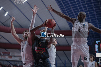 2023-10-11 - Aamir Simms (Umana Reyer Venezia) hindered by Bandja SY (Paris Basketball) and Leon Kratzer (Paris Basketball) - UMANA REYER VENEZIA VS PARIS BASKETBALL - EUROCUP - BASKETBALL