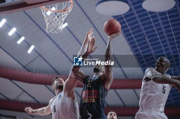 2023-10-11 - Aamir Simms (Umana Reyer Venezia) hindered by Leon Kratzer (Paris Basketball) - UMANA REYER VENEZIA VS PARIS BASKETBALL - EUROCUP - BASKETBALL