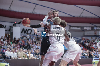 2023-10-11 - Amedeo Tessitori (Umana Reyer Venezia) azionwi T.J. Shorts II (Paris Basketball) - UMANA REYER VENEZIA VS PARIS BASKETBALL - EUROCUP - BASKETBALL