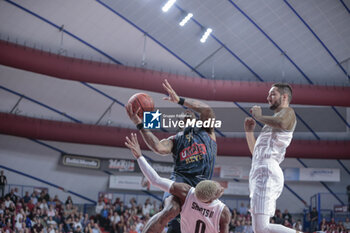 2023-10-11 - Rayjon Tucker (Umana Reyer Venezia) in action against T.J. Shorts II (Paris Basketball) - UMANA REYER VENEZIA VS PARIS BASKETBALL - EUROCUP - BASKETBALL