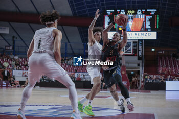 2023-10-11 - Rayjon Tucker (Umana Reyer Venezia) hindered by Tyson Ward (Paris Basketball) - UMANA REYER VENEZIA VS PARIS BASKETBALL - EUROCUP - BASKETBALL