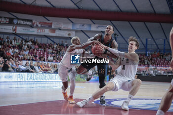 2023-10-11 - Rayjon Tucker (Umana Reyer Venezia) hindered by T.J. Shorts II (Paris Basketball) and Mikael Jantunen (Paris Basketball) - UMANA REYER VENEZIA VS PARIS BASKETBALL - EUROCUP - BASKETBALL