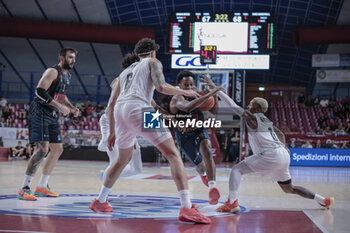 2023-10-11 - Barry Brown Jr. (Umana Reyer Venezia) hindered by T.J. Shorts II (Paris Basketball) and Michael Kessens (Paris Basketball) - UMANA REYER VENEZIA VS PARIS BASKETBALL - EUROCUP - BASKETBALL