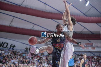 2023-10-11 - Rayjon Tucker (Umana Reyer Venezia) hindered by Collin Malcolm (Paris Basketball) - UMANA REYER VENEZIA VS PARIS BASKETBALL - EUROCUP - BASKETBALL