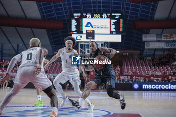 2023-10-11 - Rayjon Tucker (Umana Reyer Venezia) in action against Collin Malcolm (Paris Basketball) - UMANA REYER VENEZIA VS PARIS BASKETBALL - EUROCUP - BASKETBALL