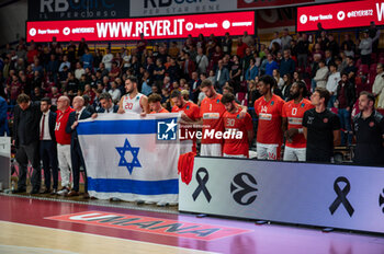2023-10-17 - Hapoel Shlomo Tel Aviv lined up for a minute of recollection to honor the passing of Israeli-Palestinian conflict - UMANA REYER VENEZIA VS HAPOEL SHLOMO TEL AVIV  - EUROCUP - BASKETBALL