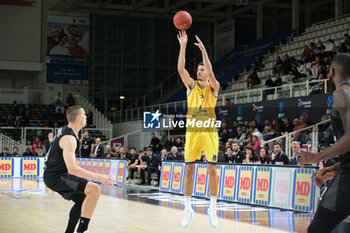 18/10/2023 - Suspension shot of Nicolas Brussino of Dreamland Gran Canaria Club de Baloncesto in action during the match between Dolomiti Trentino Energia and Dreamland Gran Canaria Club de Baloncesto, regular season of EuroCup BKT 2023/2024 tournament at il T Quotidiano Arena on October 18, 2023, Trento, Italy. - DOLOMITI TRENTINO ENERGIA VS DREAMLAND GRAN CANARIA - EUROCUP - BASKET