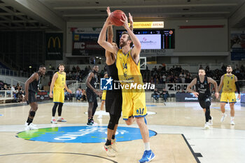 2023-10-18 - John Shurna of Dreamland Gran Canaria Club de Baloncesto in action during the match between Dolomiti Trentino Energia and Dreamland Gran Canaria Club de Baloncesto, regular season of EuroCup BKT 2023/2024 tournament at il T Quotidiano Arena on October 18, 2023, Trento, Italy. - DOLOMITI TRENTINO ENERGIA VS DREAMLAND GRAN CANARIA - EUROCUP - BASKETBALL