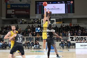 18/10/2023 - Suspension shot of John Shurna of Dreamland Gran Canaria Club de Baloncesto in action during the match between Dolomiti Trentino Energia and Dreamland Gran Canaria Club de Baloncesto, regular season of EuroCup BKT 2023/2024 tournament at il T Quotidiano Arena on October 18, 2023, Trento, Italy. - DOLOMITI TRENTINO ENERGIA VS DREAMLAND GRAN CANARIA - EUROCUP - BASKET