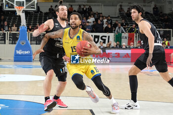2023-10-18 - Sylven Landsberg of Dreamland Gran Canaria Club de Baloncesto contrasted by Toto Forray of Dolomiti Trentino Energia during the match between Dolomiti Trentino Energia and Dreamland Gran Canaria Club de Baloncesto, regular season of EuroCup BKT 2023/2024 tournament at il T Quotidiano Arena on October 18, 2023, Trento, Italy. - DOLOMITI TRENTINO ENERGIA VS DREAMLAND GRAN CANARIA - EUROCUP - BASKETBALL