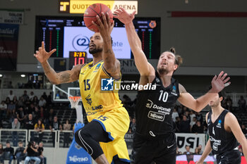 18/10/2023 - Penetration of Sylven Landsberg of Dreamland Gran Canaria Club de Baloncesto during the match between Dolomiti Trentino Energia and Dreamland Gran Canaria Club de Baloncesto, regular season of EuroCup BKT 2023/2024 tournament at il T Quotidiano Arena on October 18, 2023, Trento, Italy. - DOLOMITI TRENTINO ENERGIA VS DREAMLAND GRAN CANARIA - EUROCUP - BASKET
