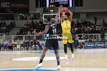 2023-10-18 - Suspension shot of Sylven Landsberg of Dreamland Gran Canaria Club de Baloncesto during the match between Dolomiti Trentino Energia and Dreamland Gran Canaria Club de Baloncesto, regular season of EuroCup BKT 2023/2024 tournament at il T Quotidiano Arena on October 18, 2023, Trento, Italy. - DOLOMITI TRENTINO ENERGIA VS DREAMLAND GRAN CANARIA - EUROCUP - BASKETBALL