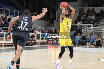 2023-10-18 - Sylven Landsberg of Dreamland Gran Canaria Club de Baloncesto in action during the match between Dolomiti Trentino Energia and Dreamland Gran Canaria Club de Baloncesto, regular season of EuroCup BKT 2023/2024 tournament at il T Quotidiano Arena on October 18, 2023, Trento, Italy. - DOLOMITI TRENTINO ENERGIA VS DREAMLAND GRAN CANARIA - EUROCUP - BASKETBALL