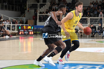 2023-10-18 - Ethan Happ of Dreamland Gran Canaria Club de Baloncesto in action during the match between Dolomiti Trentino Energia and Dreamland Gran Canaria Club de Baloncesto, regular season of EuroCup BKT 2023/2024 tournament at il T Quotidiano Arena on October 18, 2023, Trento, Italy. - DOLOMITI TRENTINO ENERGIA VS DREAMLAND GRAN CANARIA - EUROCUP - BASKETBALL
