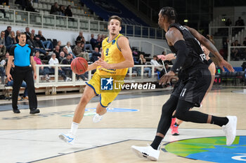2023-10-18 - Penetration of Nicolas Brussino of Dreamland Gran Canaria Club de Baloncesto during the match between Dolomiti Trentino Energia and Dreamland Gran Canaria Club de Baloncesto, regular season of EuroCup BKT 2023/2024 tournament at il T Quotidiano Arena on October 18, 2023, Trento, Italy. - DOLOMITI TRENTINO ENERGIA VS DREAMLAND GRAN CANARIA - EUROCUP - BASKETBALL