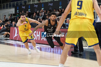 2023-10-18 - Prentiss Hubb of Dolomiti Trentino Energia play the ball during the match between Dolomiti Trentino Energia and Dreamland Gran Canaria Club de Baloncesto, regular season of EuroCup BKT 2023/2024 tournament at il T Quotidiano Arena on October 18, 2023, Trento, Italy. - DOLOMITI TRENTINO ENERGIA VS DREAMLAND GRAN CANARIA - EUROCUP - BASKETBALL