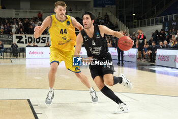 18/10/2023 - Davide Alviti of Dolomiti Trentino Energia contrasted by Ben Lammers during the match between Dolomiti Trentino Energia and Dreamland Gran Canaria Club de Baloncesto, regular season of EuroCup BKT 2023/2024 tournament at il T Quotidiano Arena on October 18, 2023, Trento, Italy. - DOLOMITI TRENTINO ENERGIA VS DREAMLAND GRAN CANARIA - EUROCUP - BASKET