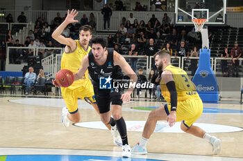 2023-10-18 - Davide Alviti of Dolomiti Trentino Energia in action during the match between Dolomiti Trentino Energia and Dreamland Gran Canaria Club de Baloncesto, regular season of EuroCup BKT 2023/2024 tournament at il T Quotidiano Arena on October 18, 2023, Trento, Italy. - DOLOMITI TRENTINO ENERGIA VS DREAMLAND GRAN CANARIA - EUROCUP - BASKETBALL
