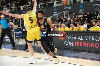 18/10/2023 - Prentiss Hubb of Dolomiti Trentino Energia contrasted by Ferran Bassas of Dreamland Gran Canaria Club de Baloncesto during the match between Dolomiti Trentino Energia and Dreamland Gran Canaria Club de Baloncesto, regular season of EuroCup BKT 2023/2024 tournament at il T Quotidiano Arena on October 18, 2023, Trento, Italy. - DOLOMITI TRENTINO ENERGIA VS DREAMLAND GRAN CANARIA - EUROCUP - BASKET