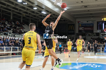 2023-10-18 - Penetration of Quinn Ellis of Dolomiti Trentino Energia during the match between Dolomiti Trentino Energia and Dreamland Gran Canaria Club de Baloncesto, regular season of EuroCup BKT 2023/2024 tournament at il T Quotidiano Arena on October 18, 2023, Trento, Italy. - DOLOMITI TRENTINO ENERGIA VS DREAMLAND GRAN CANARIA - EUROCUP - BASKETBALL