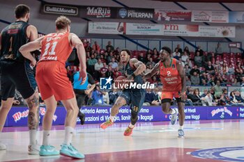 2023-11-07 - Rayjon Tucker (Umana Reyer Venezia) hindered by Sow Amadou (Union Olimpija) - REYER VENEZIA VS UNION OLIMPIJA - EUROCUP - BASKETBALL