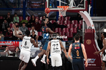 2023-12-05 - Attack of Aamir Simms during the Umana Reyer Venezia vs London Lions at the Palasport Taliercio in Venice, Italy on December 5, 2023 - UMANA REYER VENEZIA VS LONDON LIONS - EUROCUP - BASKETBALL