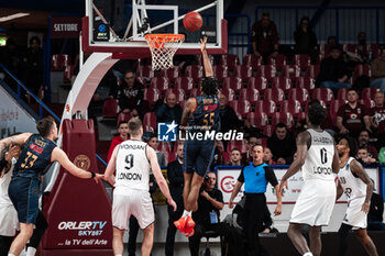 2023-12-05 - Attack of Barry Brown Jr. during the Umana Reyer Venezia vs London Lions at the Palasport Taliercio in Venice, Italy on December 5, 2023 - UMANA REYER VENEZIA VS LONDON LIONS - EUROCUP - BASKETBALL