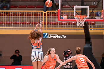 2023-11-29 - Suspension shot of Arella Guirantes ( Beretta Famila Schio ) during the Beretta Famila Schio vs Valencia Basket Club at the PalaRomare in Schio (Vi ), Italy on November 29, 2023 - BERETTA FAMILA SCHIO VS VALENCIA BASKET - EUROLEAGUE WOMEN - BASKETBALL