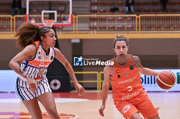 2023-11-29 - Duel of Arella Guirantes ( Beretta Famila Schio ) thwarted by Queralt Casas ( Valencia Basket ) during the Beretta Famila Schio vs Valencia Basket Club at the PalaRomare in Schio (Vi ), Italy on November 29, 2023 - BERETTA FAMILA SCHIO VS VALENCIA BASKET - EUROLEAGUE WOMEN - BASKETBALL