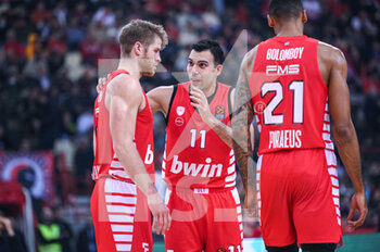 2023-01-06 - 11 KOSTAS SLOUKAS with 0 THOMAS WALKUP and 21 JOEL BOLOMBOY of Olympiacos Piraeus during the Euroleague, Round 17, match between Olympiacos Piraeus and EA7 Emporio Armani Milan at Peace And Friendship Stadium on January 6, 2023 in Athens, Greece. - OLYMPIACOS VS EA7 EMPORIO ARMANI - EUROLEAGUE - BASKETBALL